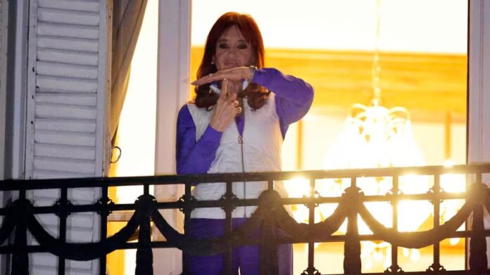1010x567_cristina-kirchner-balcon-533076-080456